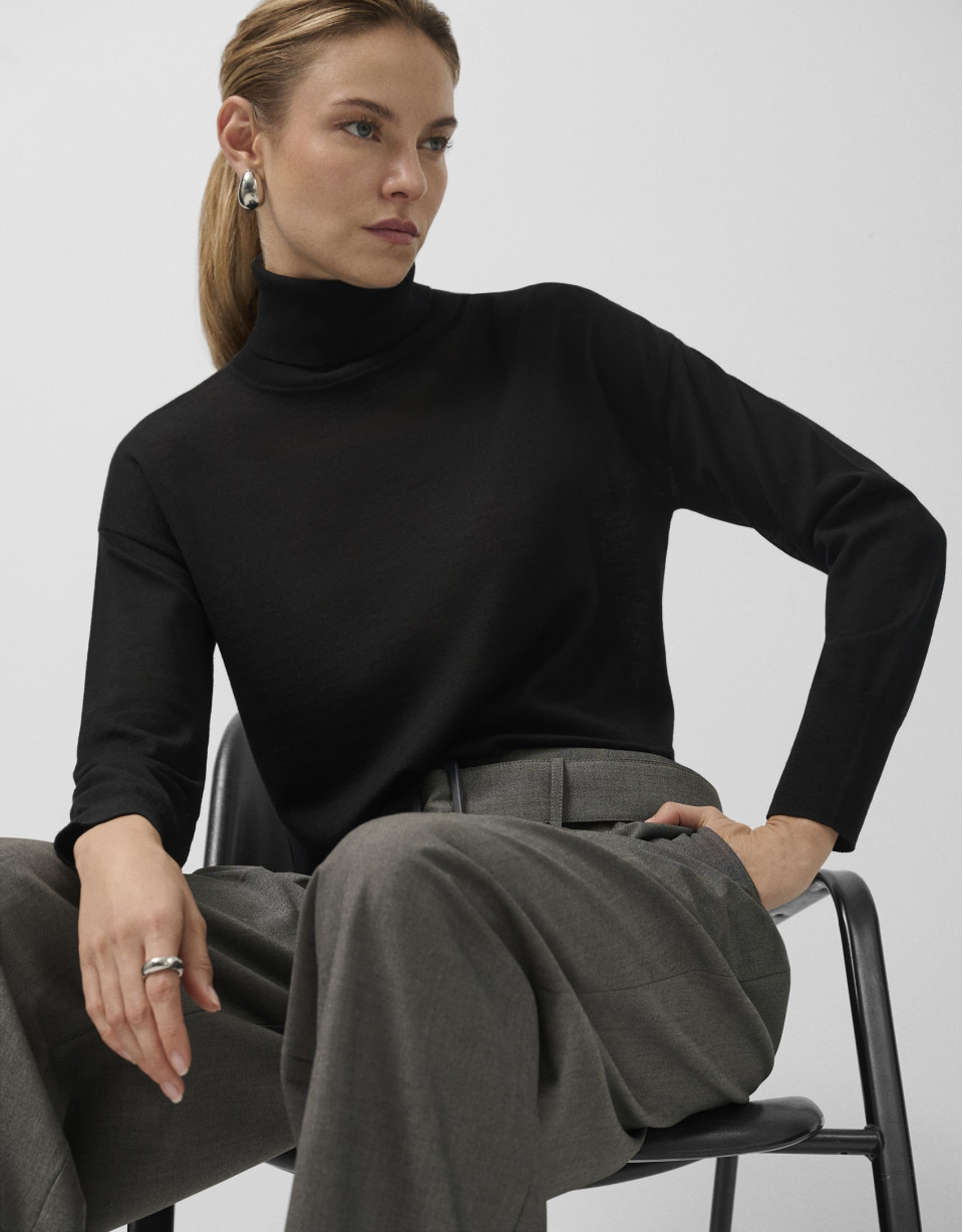 Black fine wool turtleneck sweater - Woman | Roberto Verino
