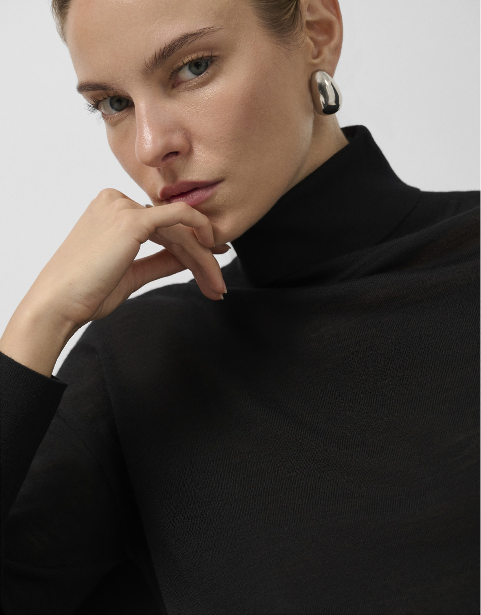 Jersey cuello cisne en punto fino de lana negro | Roberto Verino