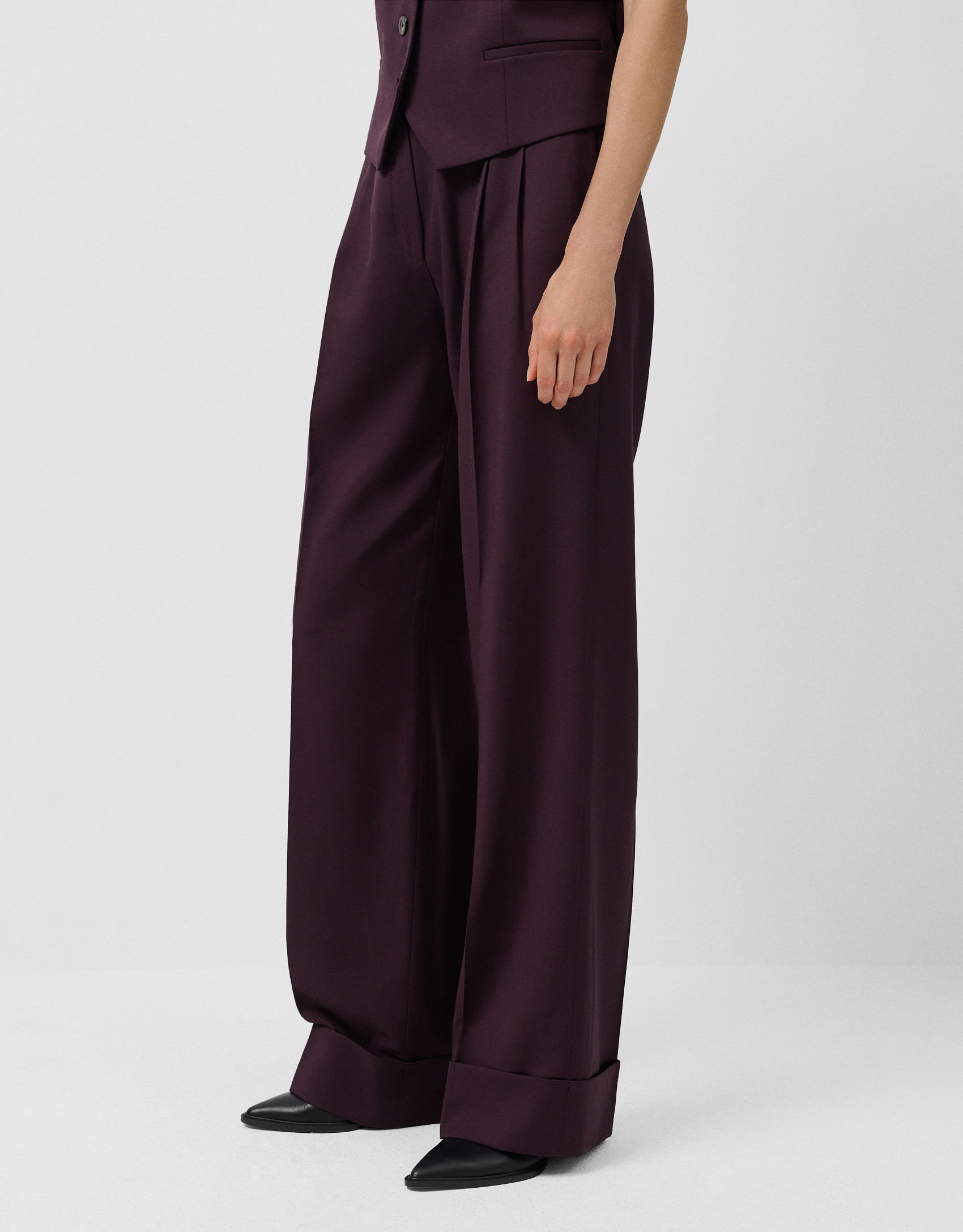 Men's cut pleated trousers in burgundy wool | Roberto Verino