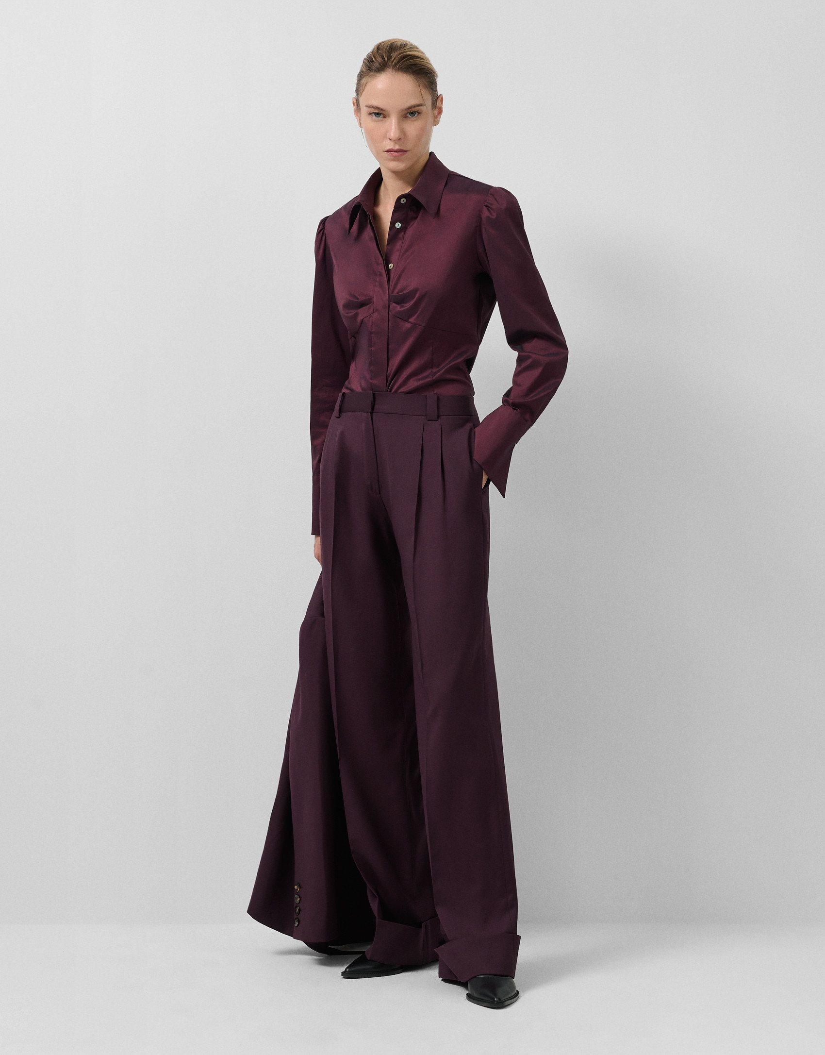 Men's cut pleated trousers in burgundy wool | Roberto Verino