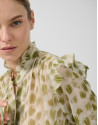 Blusa con volantes estampado manchas verdes | Roberto Verino