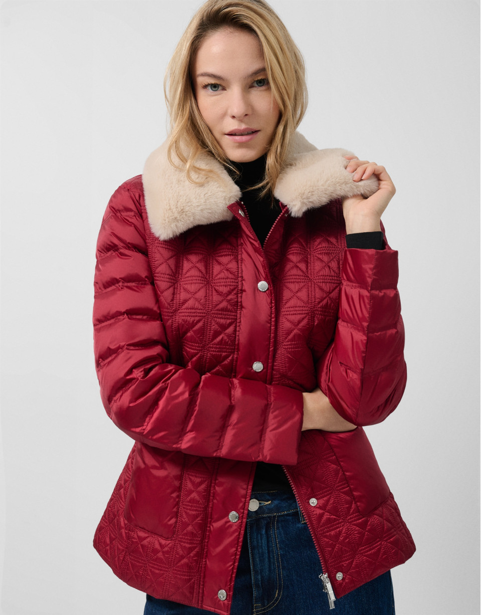 Red quilted short down jacket with fur collar | Roberto Verino