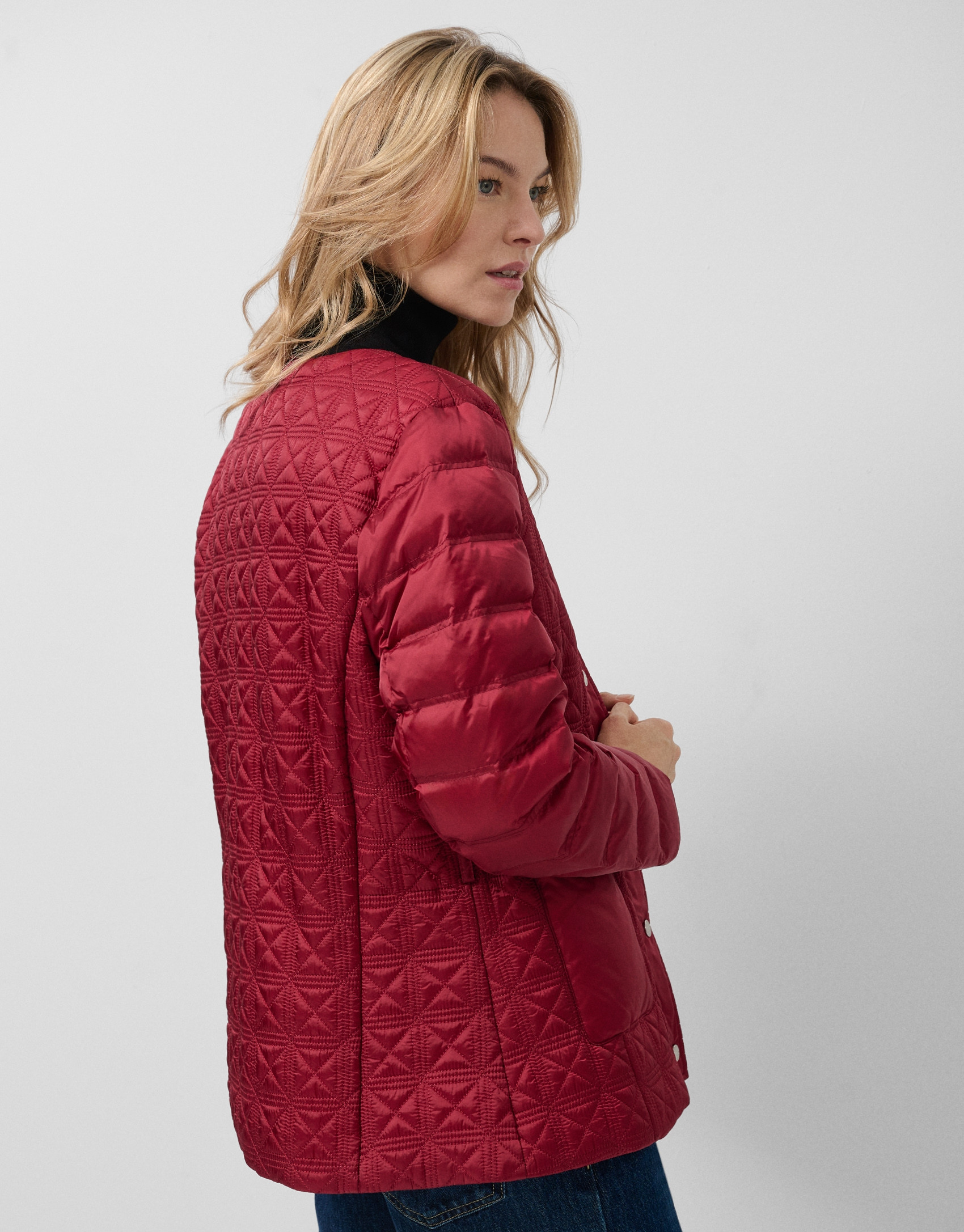 Red quilted short down jacket with fur collar | Roberto Verino