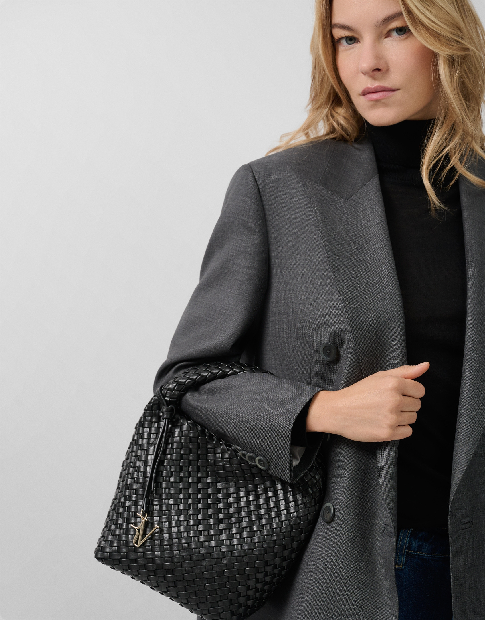 Paula Hobo Midi Handbag in Black Braided Leather | Roberto Verino