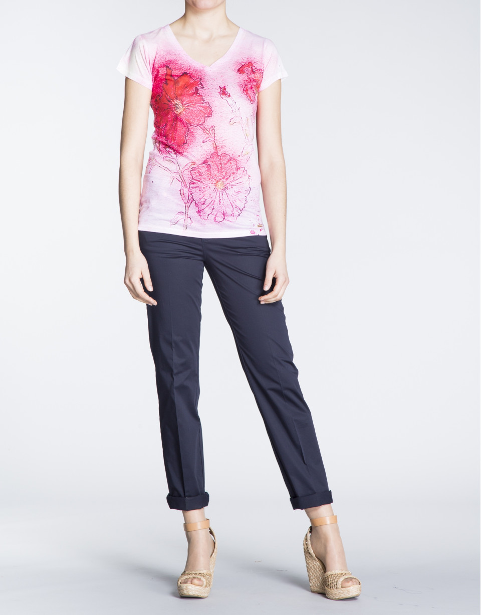 Camiseta estampado floral en tonos rosa. 