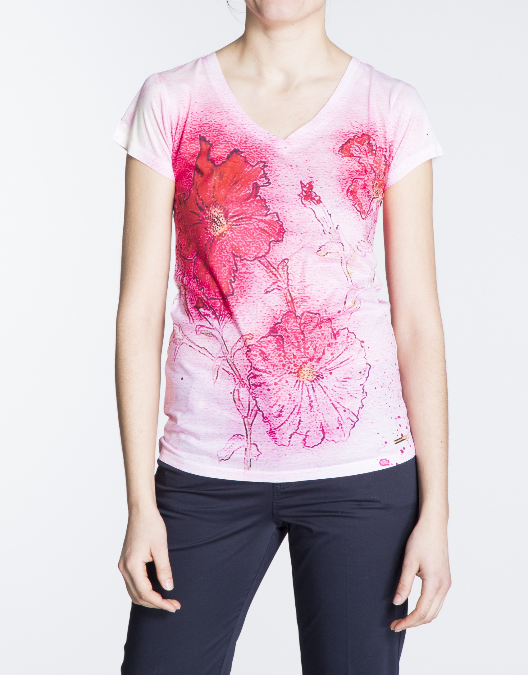 Camiseta estampado floral en tonos rosa. 