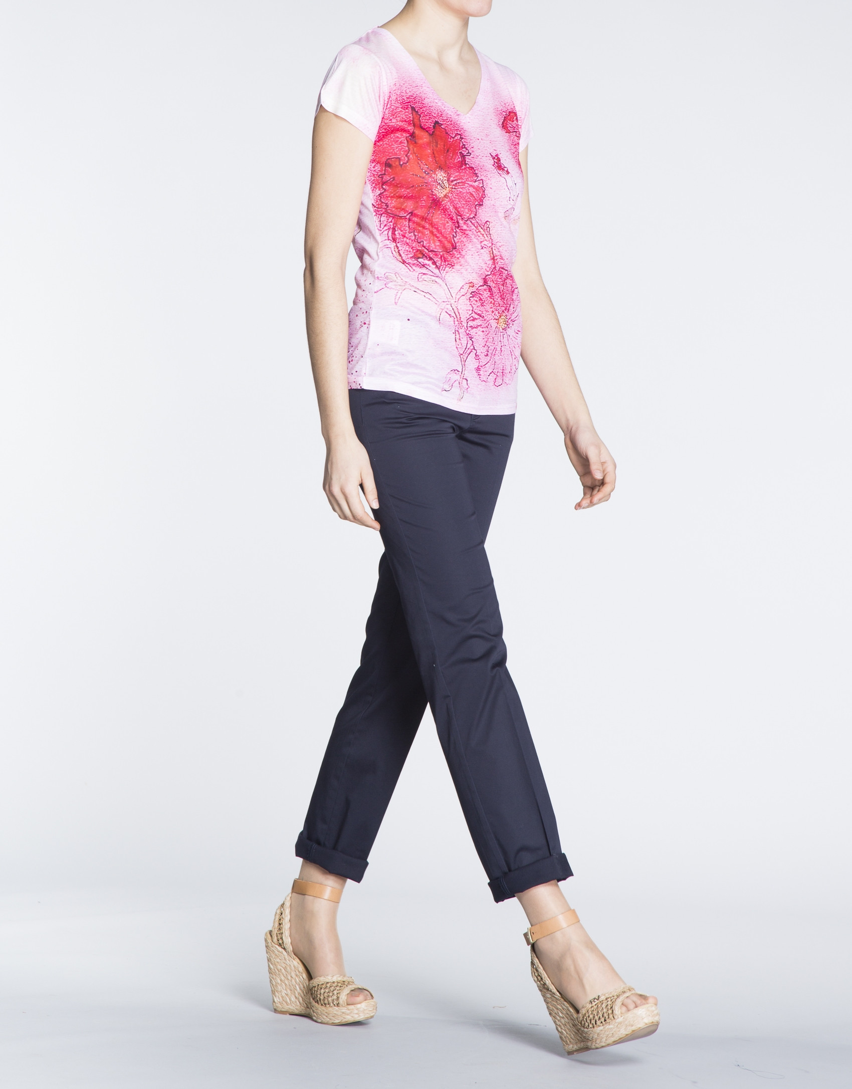 Camiseta estampado floral en tonos rosa. 