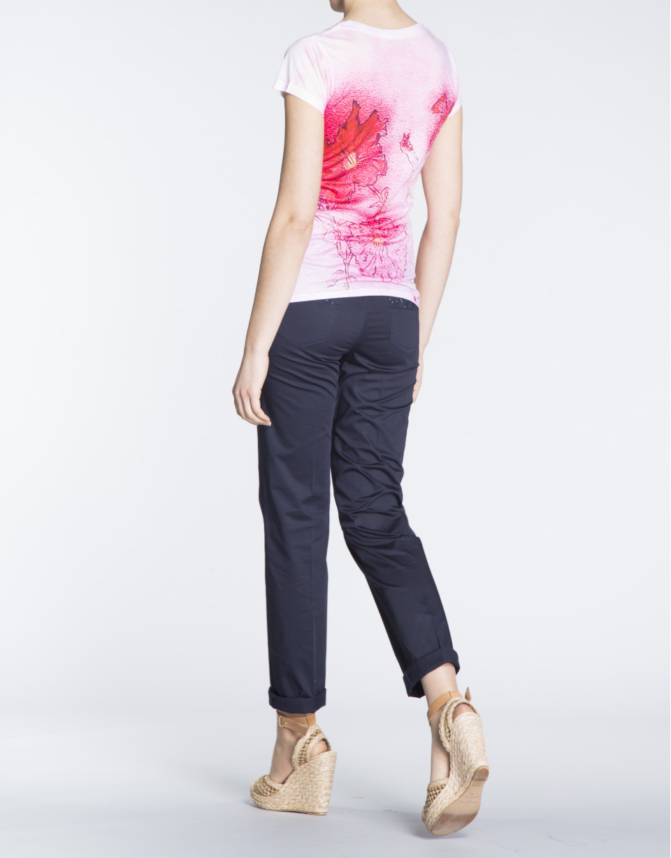 Camiseta estampado floral en tonos rosa. 