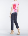 Camiseta estampado floral en tonos rosa. 