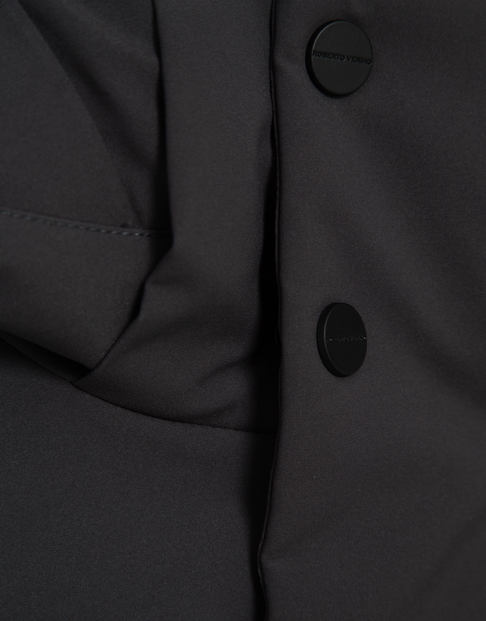 Trench largo técnico acolchado color gris oscuro | Roberto Verino