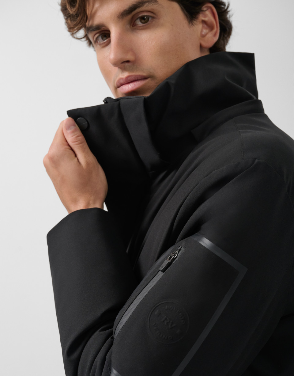 Trench largo técnico acolchado color negro | Roberto Verino