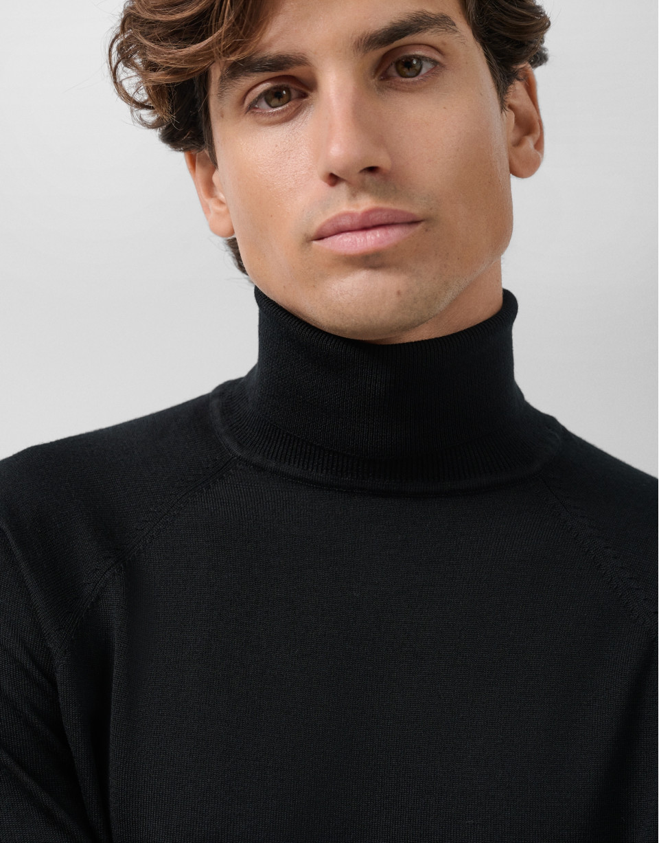Black wool turtleneck sweater - Man - AW2025 | Roberto Verino