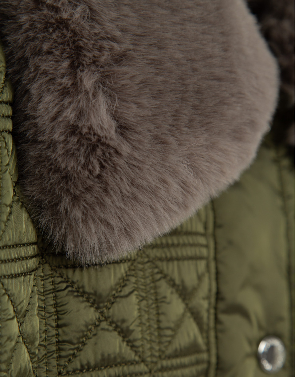 Short green quilted down jacket with fur collar | Roberto Verino