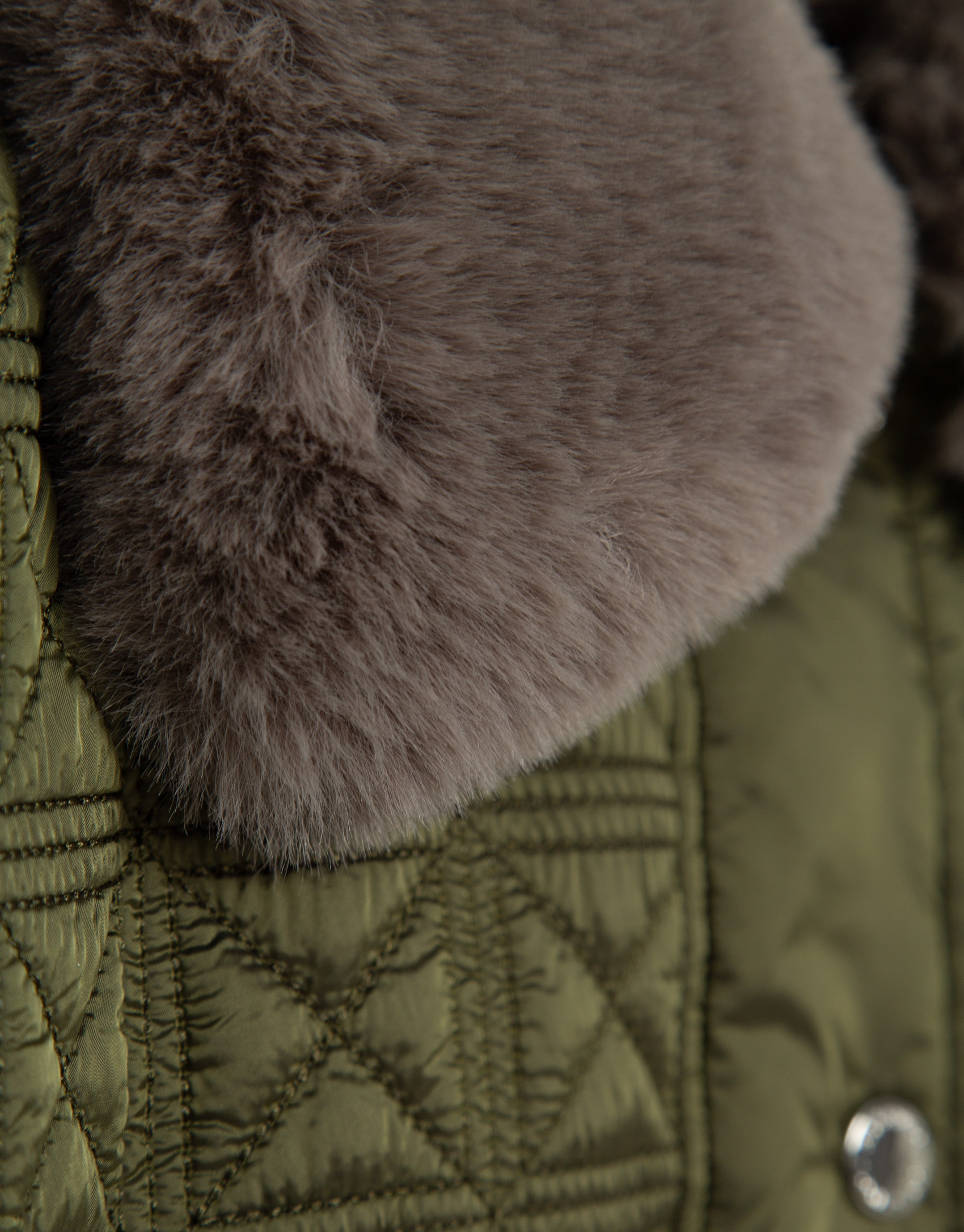 Short green quilted down jacket with fur collar | Roberto Verino