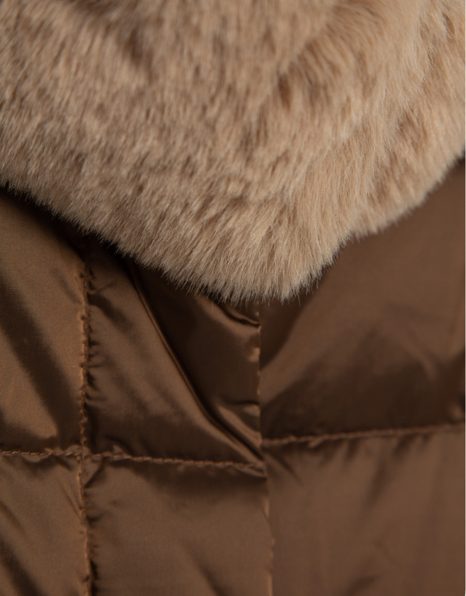 Short quilted down jacket with taupe fur collar | Roberto Verino