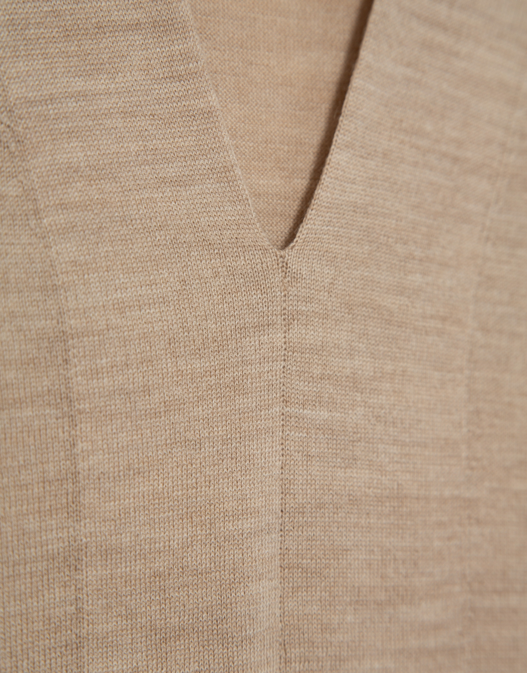 Beige fine gauge wool V-neck sweater - Woman | Roberto Verino