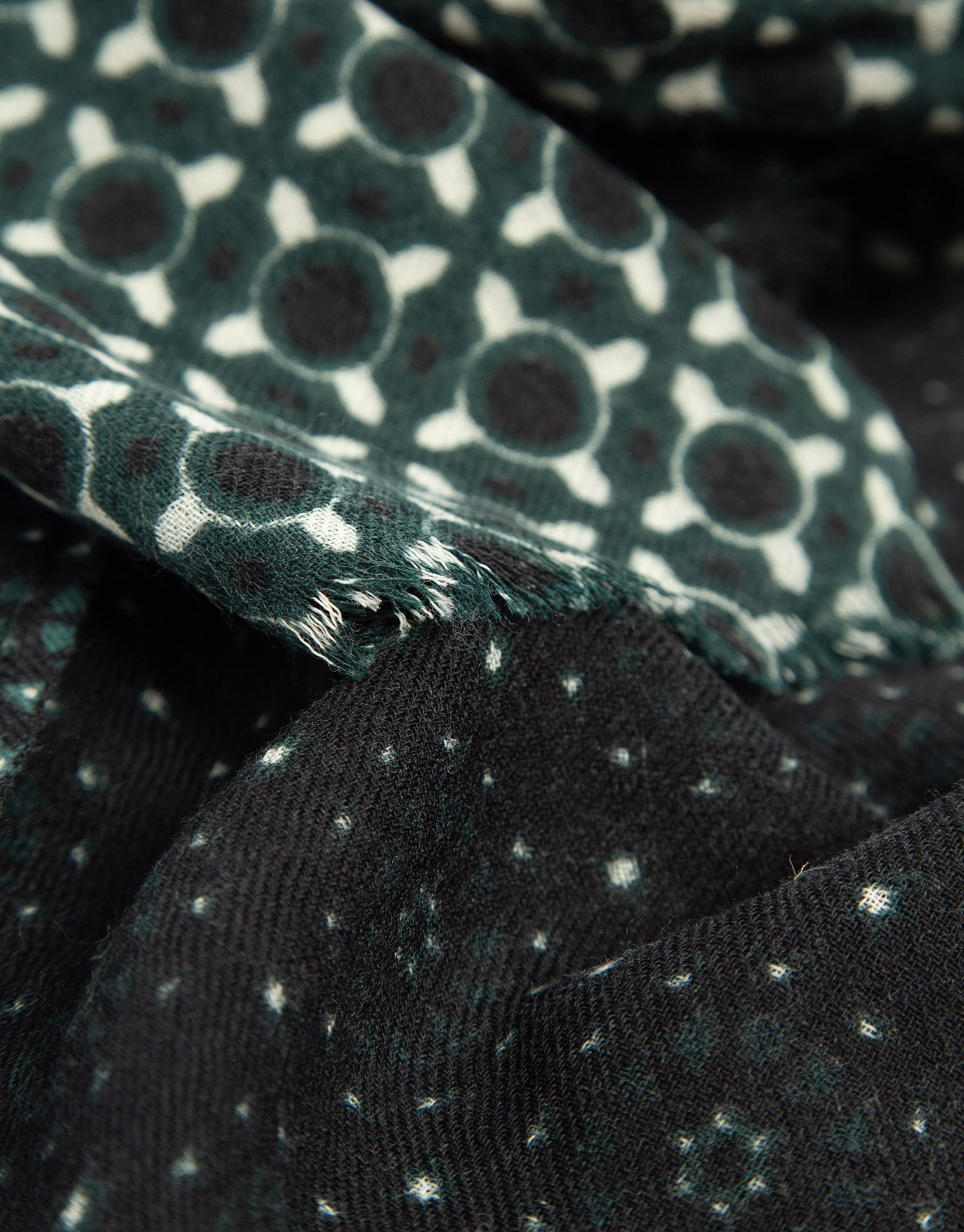 Panelled scarf 6in green tones - Man - AW2025 | Roberto Verino