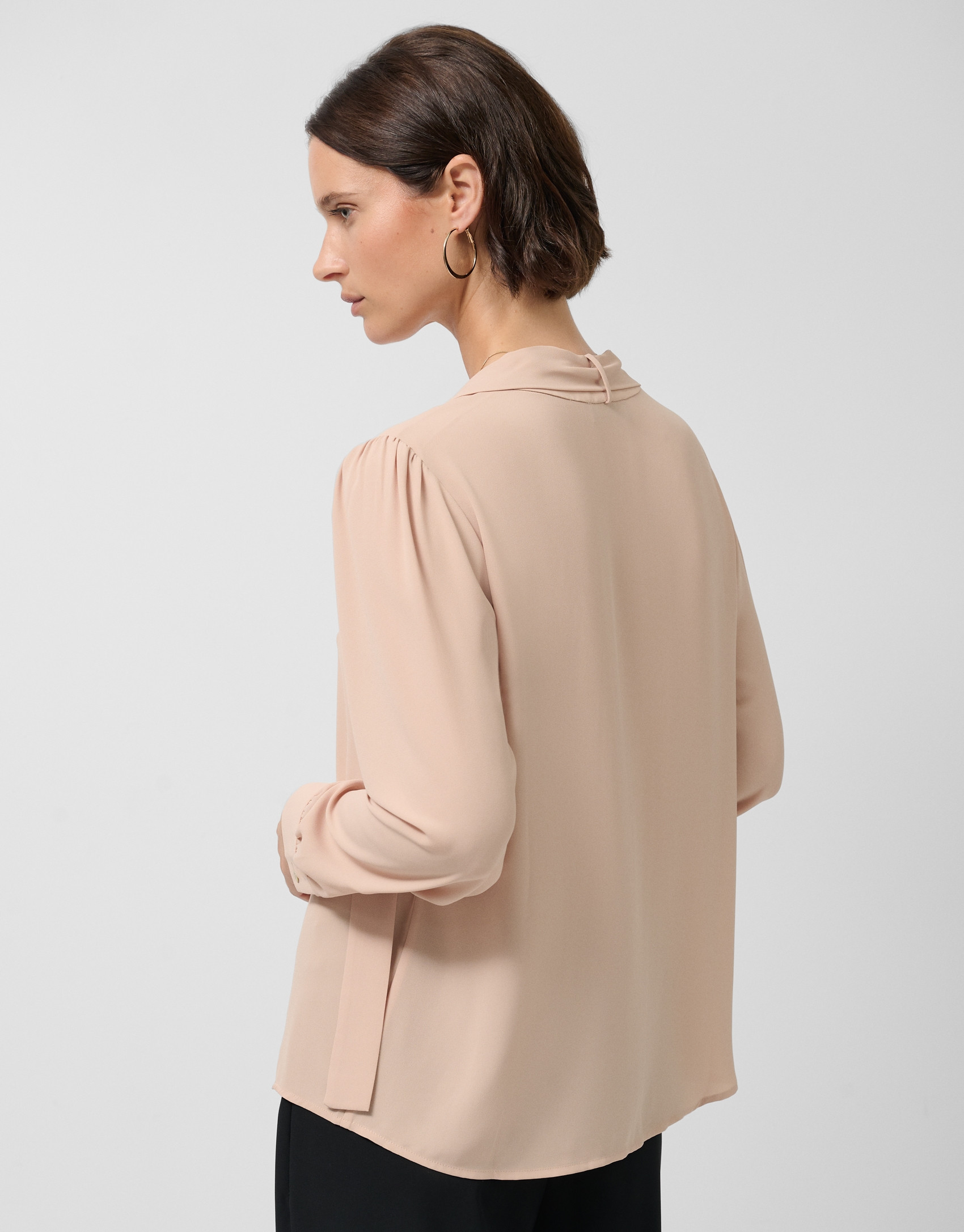 Blusa fluida cuello lazada beige - Mujer | Roberto Verino