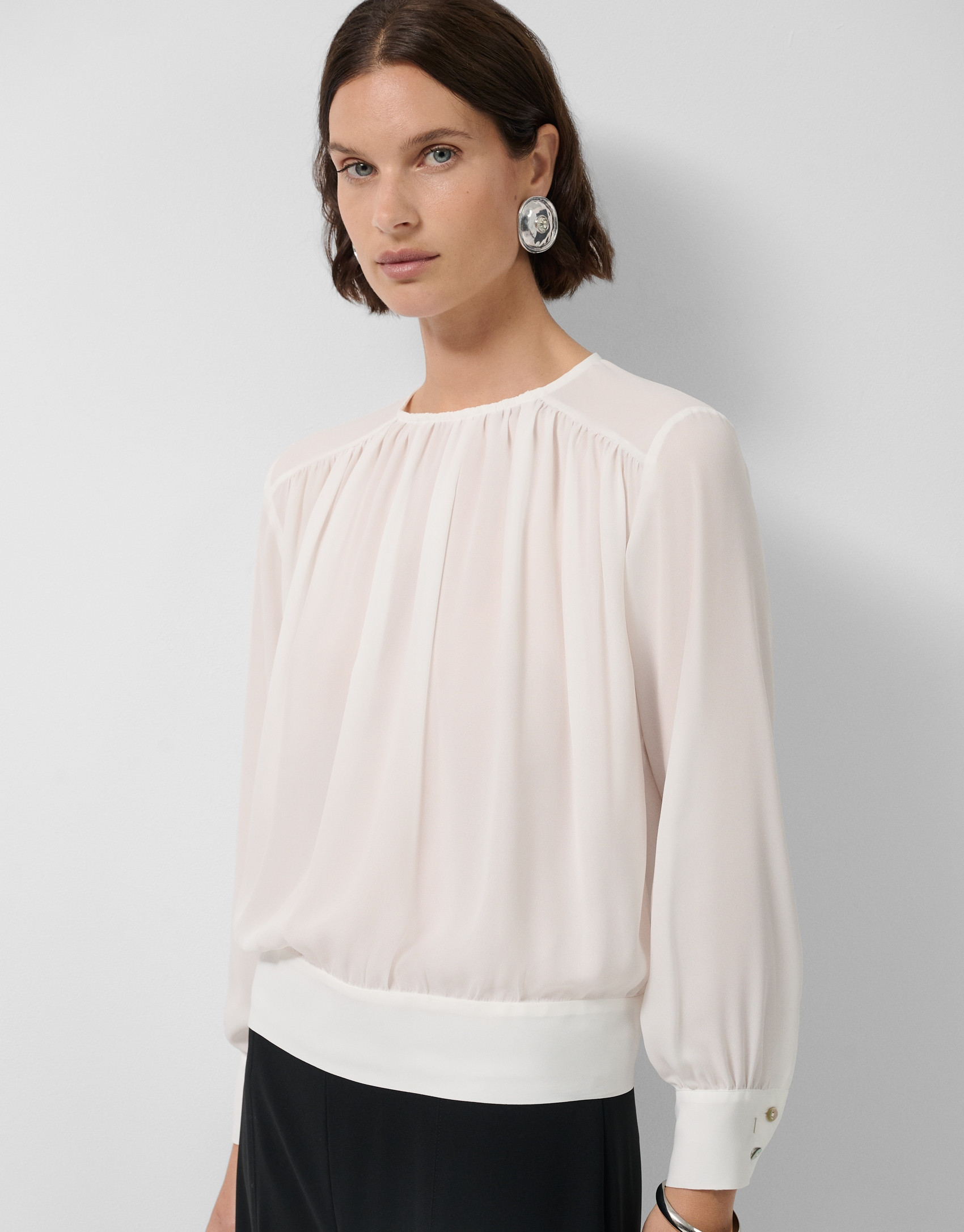 Long-sleeved puffed blouse in ecru crepe | Roberto Verino
