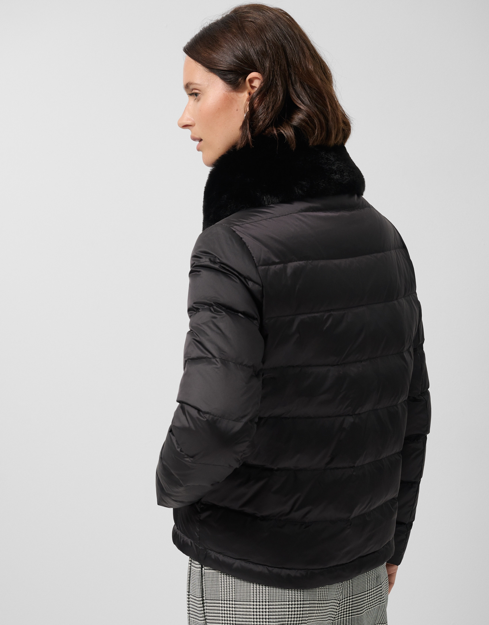 Short black quilted down jacket with fur collar | Roberto Verino