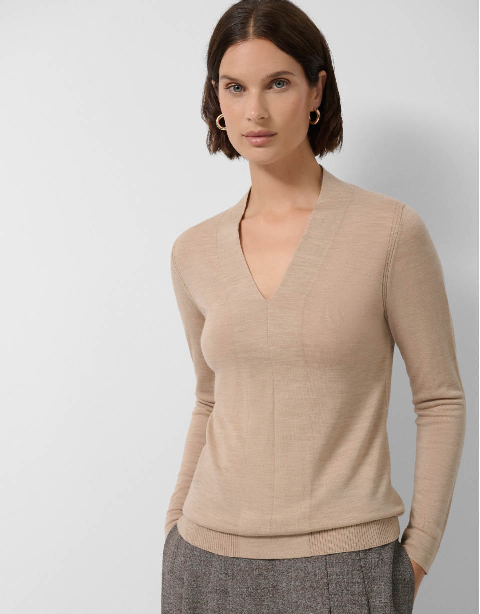 Beige fine gauge wool V-neck sweater - Woman | Roberto Verino