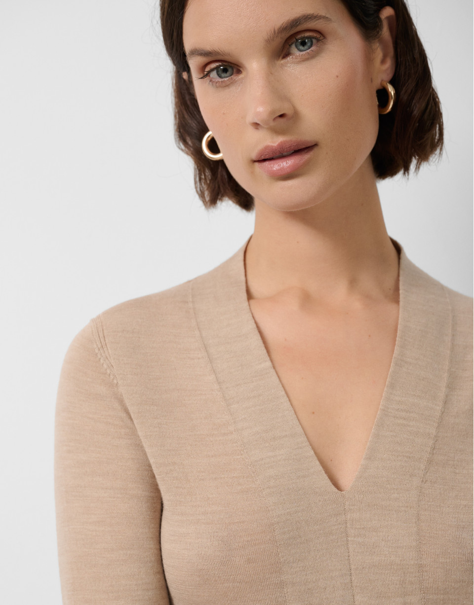 Beige fine gauge wool V-neck sweater - Woman | Roberto Verino