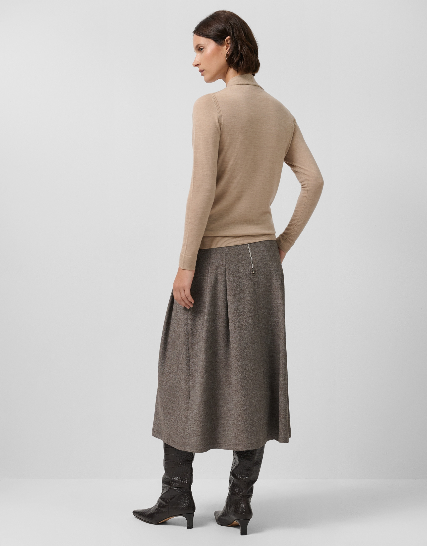 Jersey escote pico lana galga fina beige | Roberto Verino