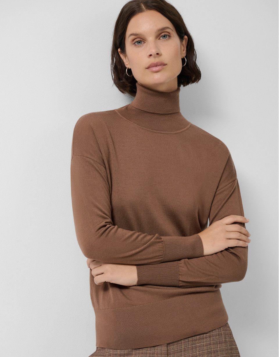 Camel wool turtleneck sweater in fine knit | Roberto Verino