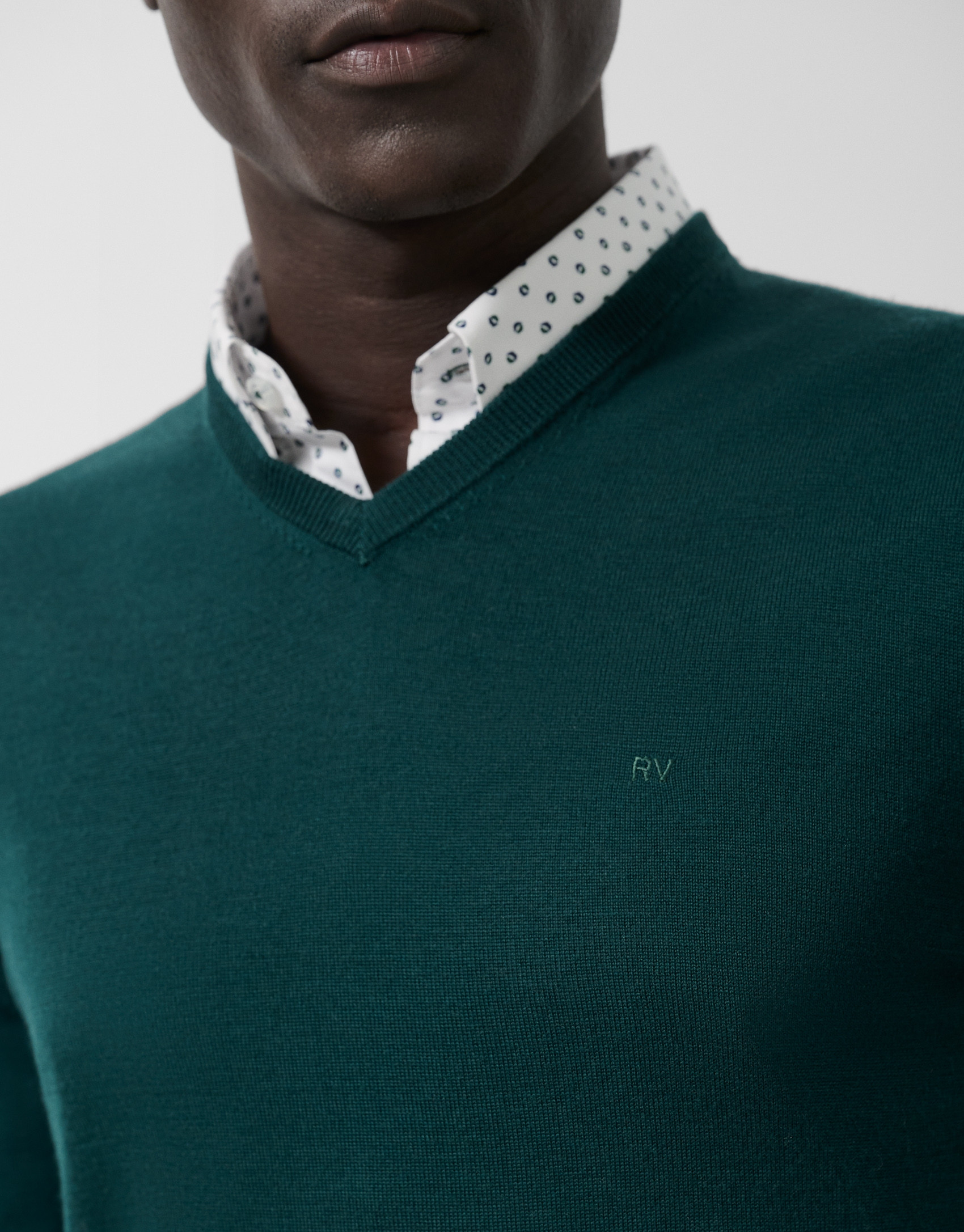 Jersey cuello pico color verde oscuro - Hombre | Roberto Verino