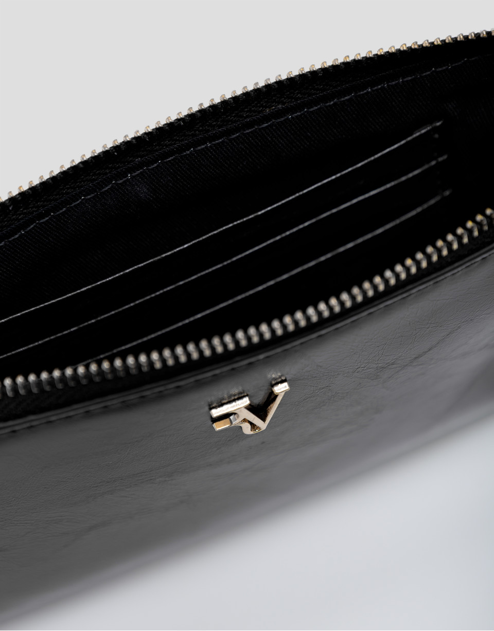 Margot chain wallet in black crackled leather | Roberto Verino