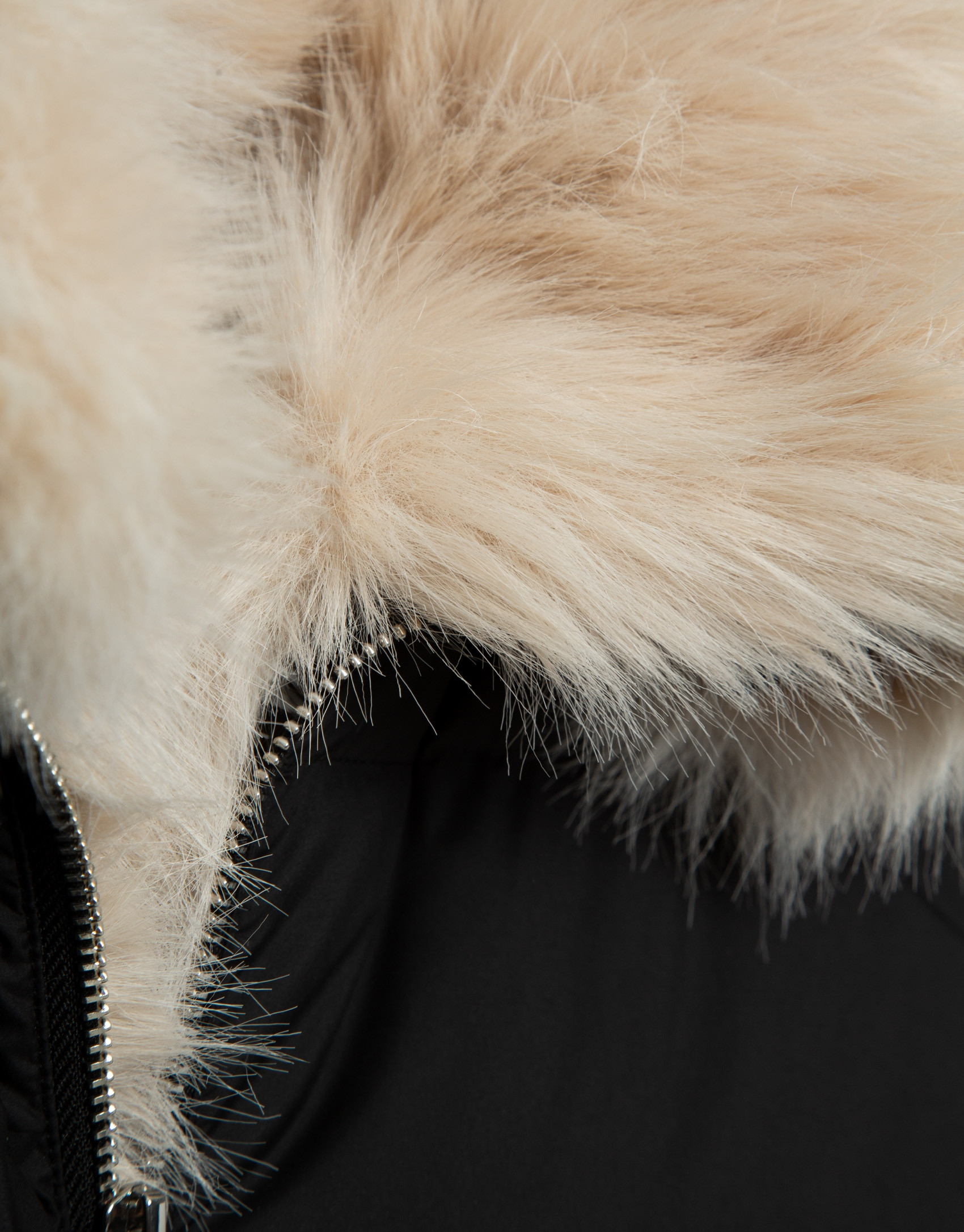 Chaquetón de plumas negro con cuello efecto pelo | Roberto Verino