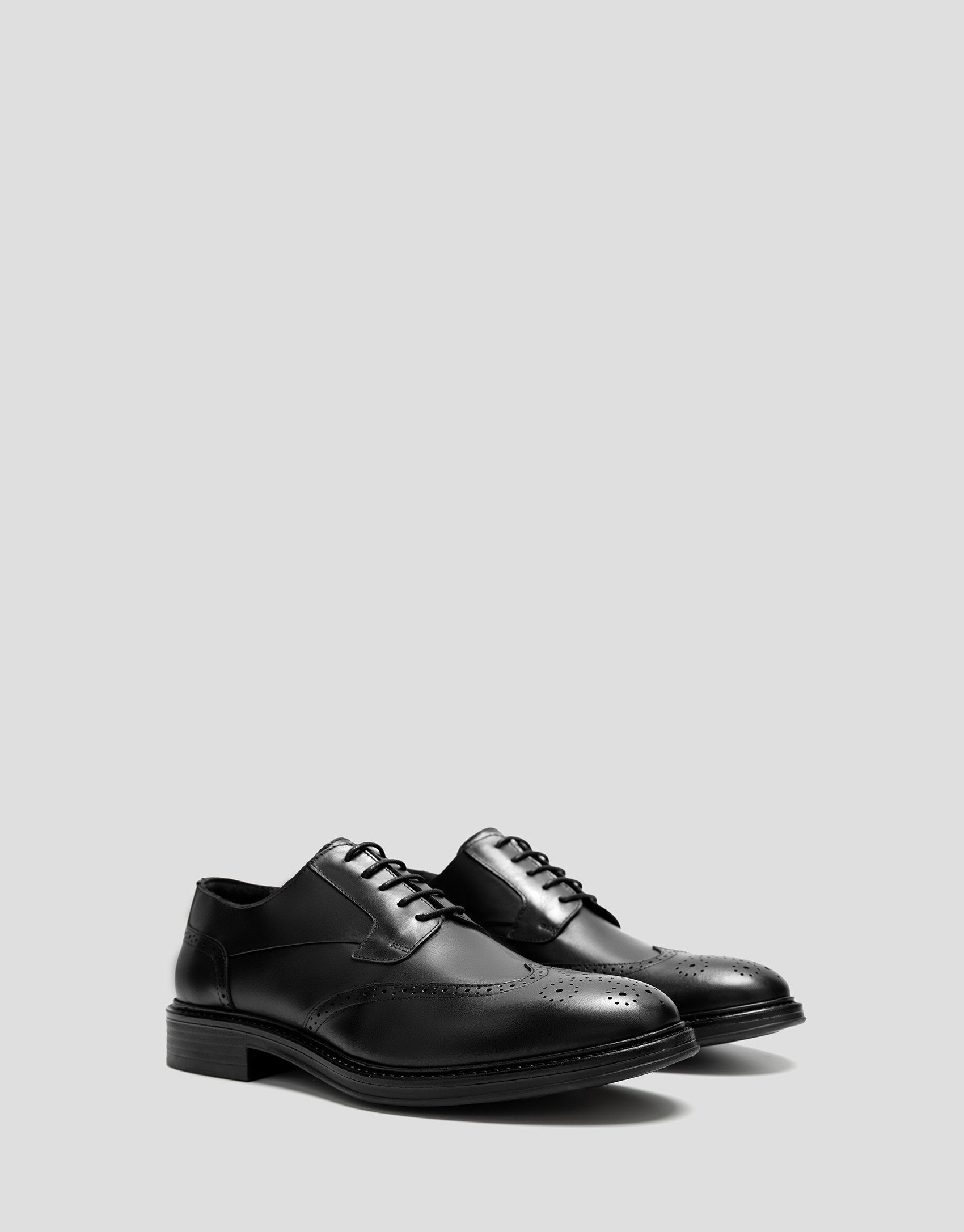 Black leather blucher-style brogue shoes - Man | Roberto Verino
