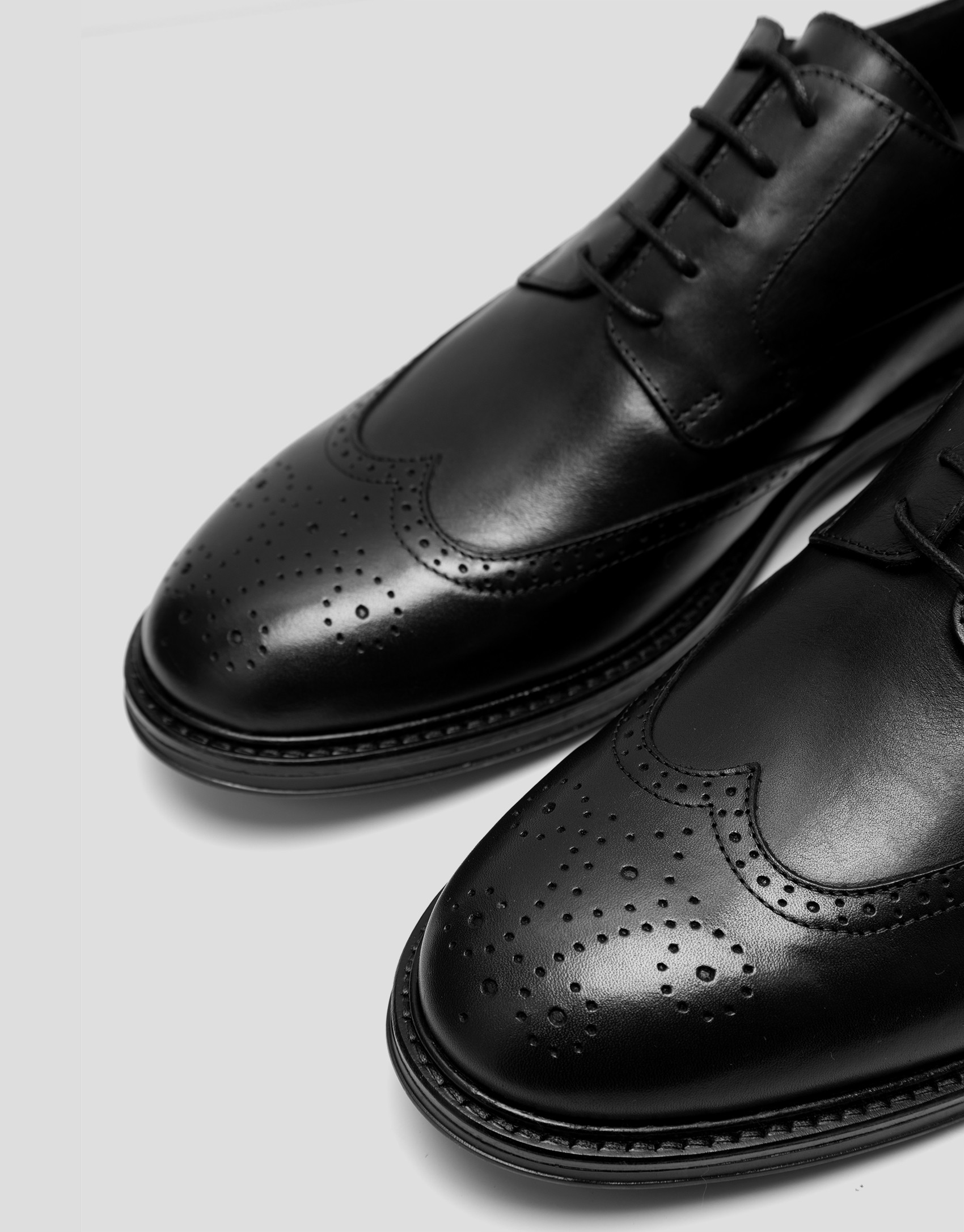 Black leather blucher-style brogue shoes - Man | Roberto Verino
