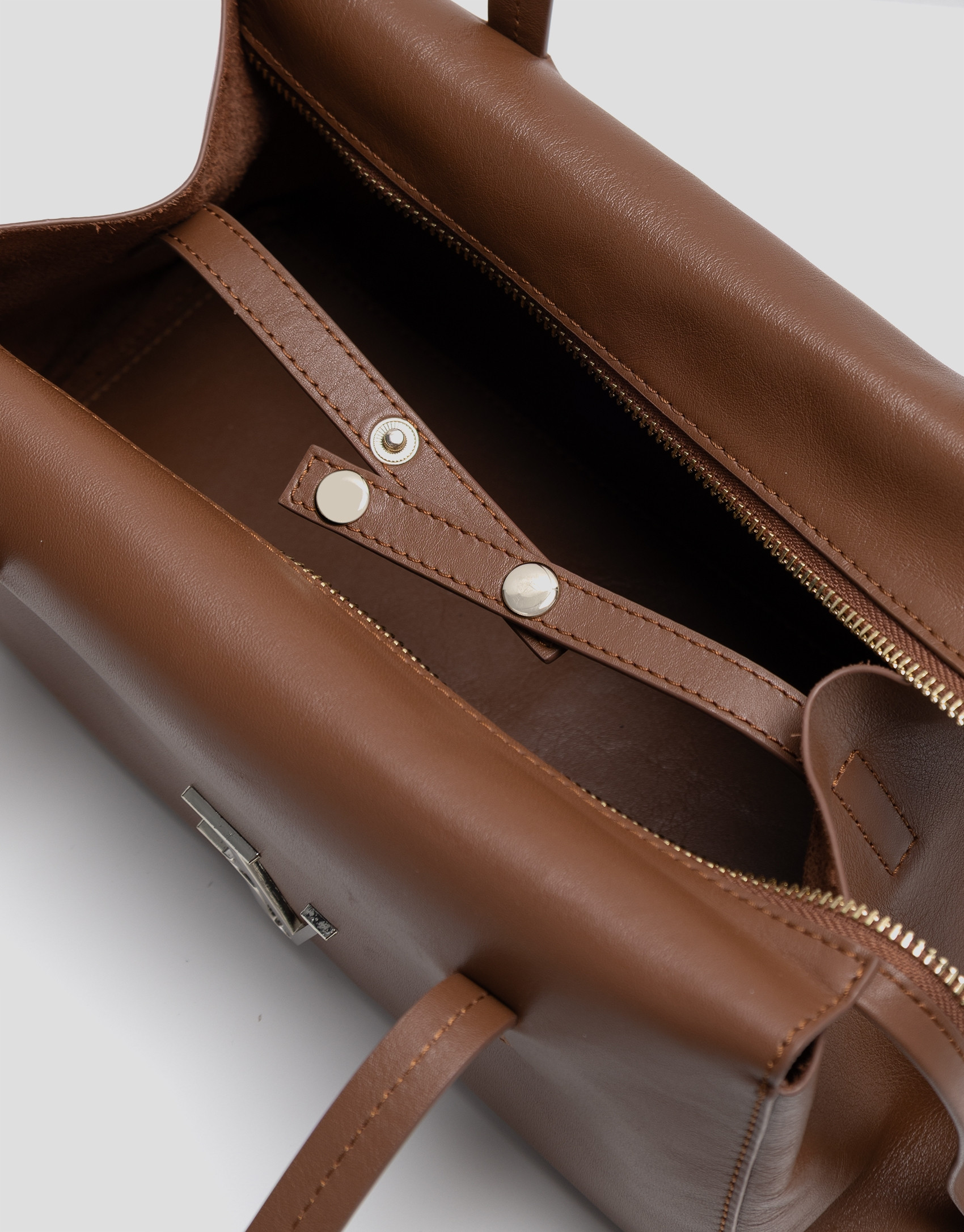 Megan Zipper shoulder bag in light brown leather | Roberto Verino