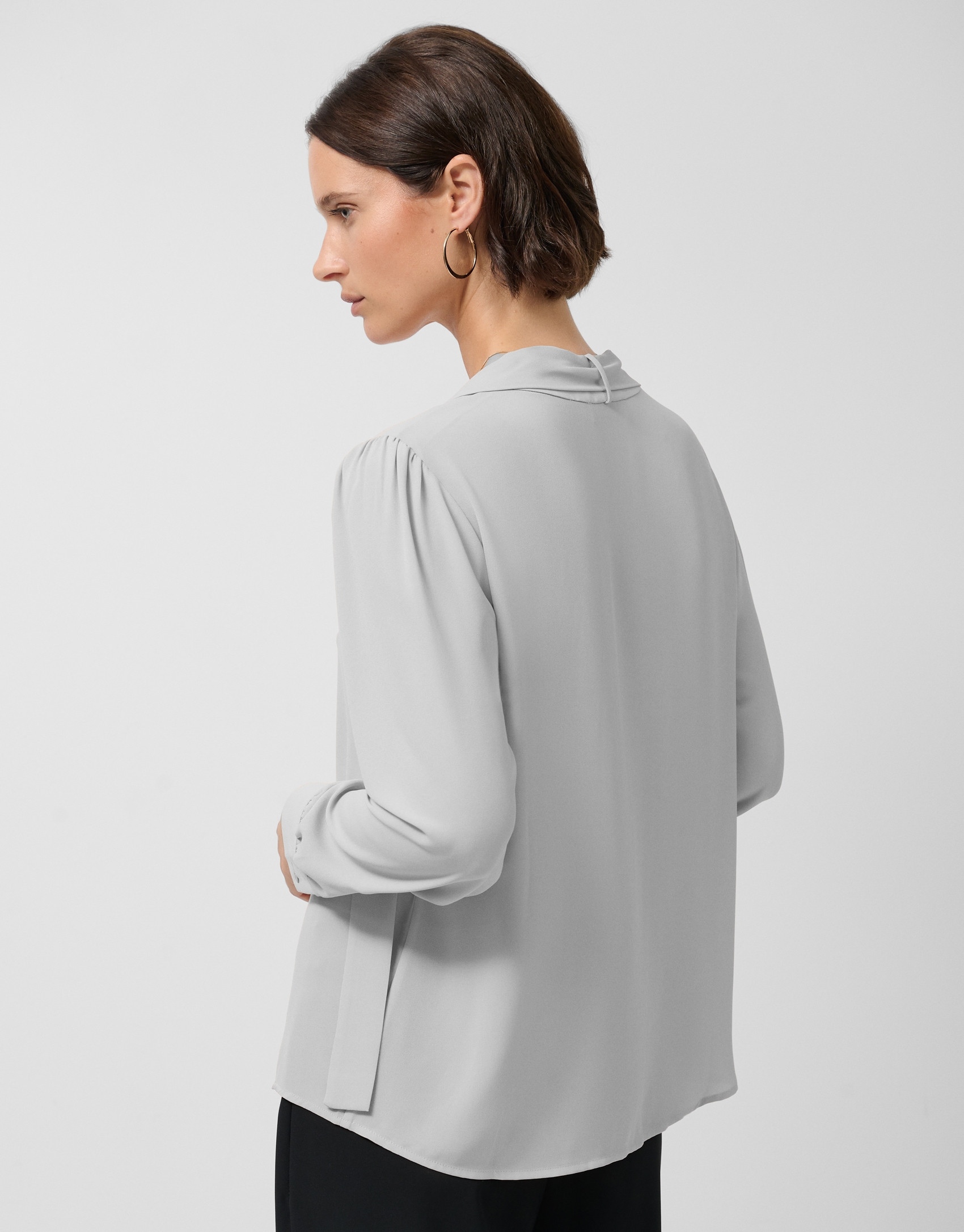 Oversized gray bow-neck blouse - Woman - AW2025 | Roberto Verino