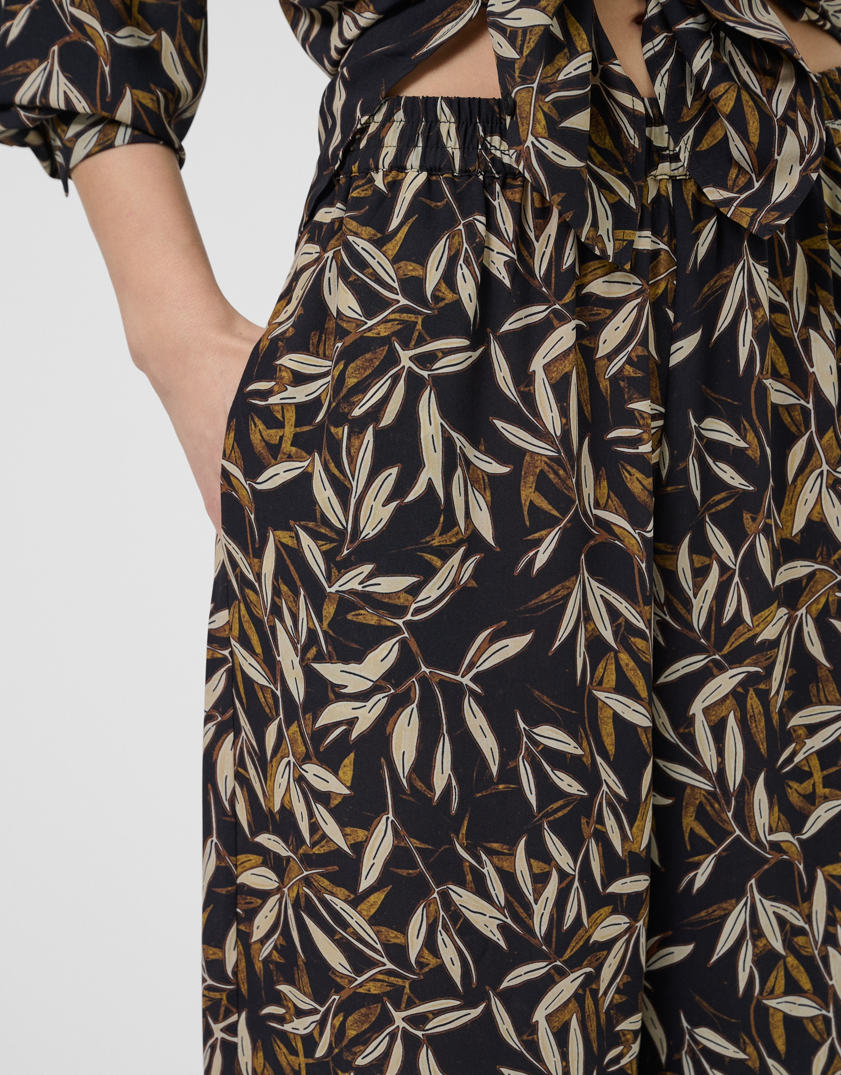 Brown leaf print crepe palazzo trousers - Woman | Roberto Verino