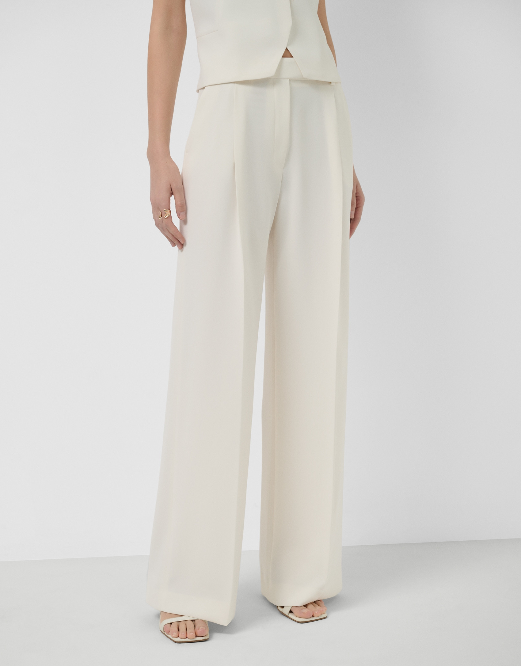 Straight trousers with crepe pleats in ecru | Roberto Verino