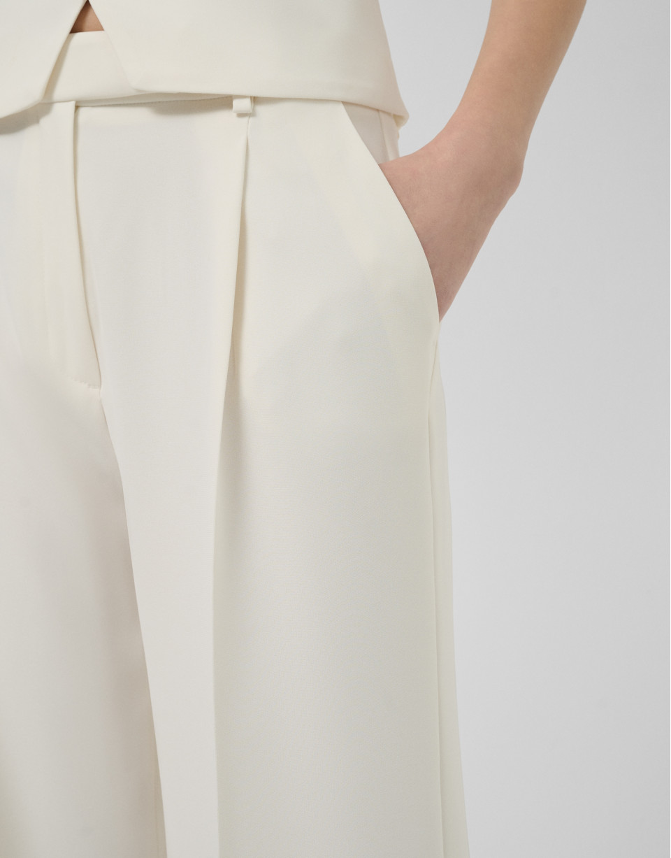 Straight trousers with crepe pleats in ecru | Roberto Verino