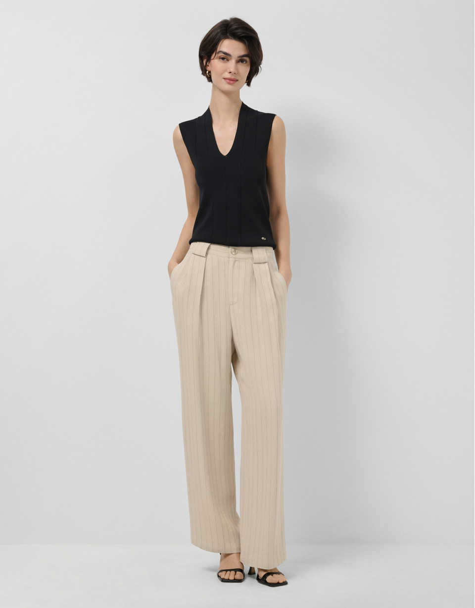 Pantalón con pliegues beige con raya ... | Roberto Verino