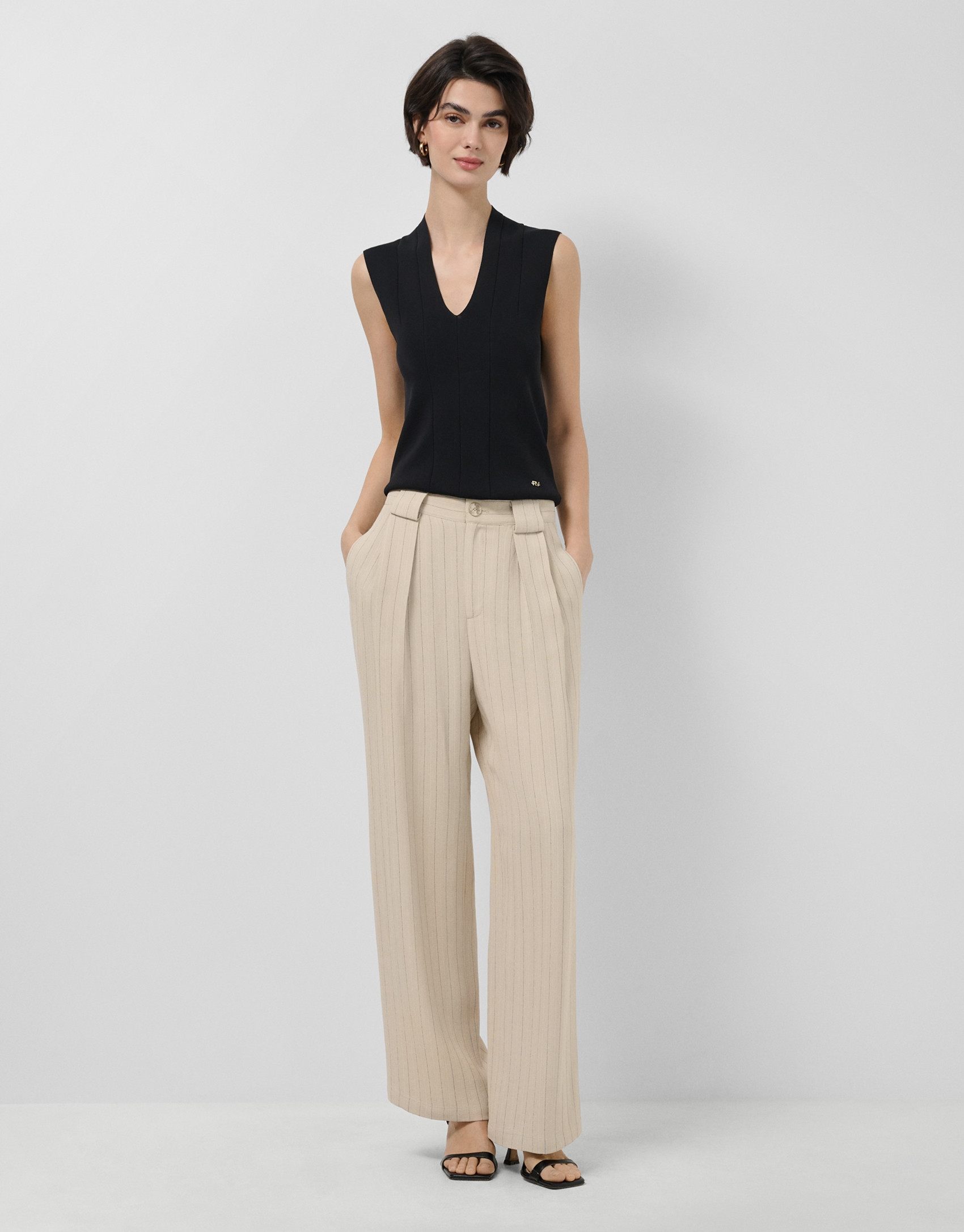 Beige pleated trousers with black pinstripes | Roberto Verino