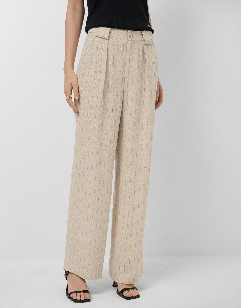 Beige pleated trousers with black pinstripes | Roberto Verino
