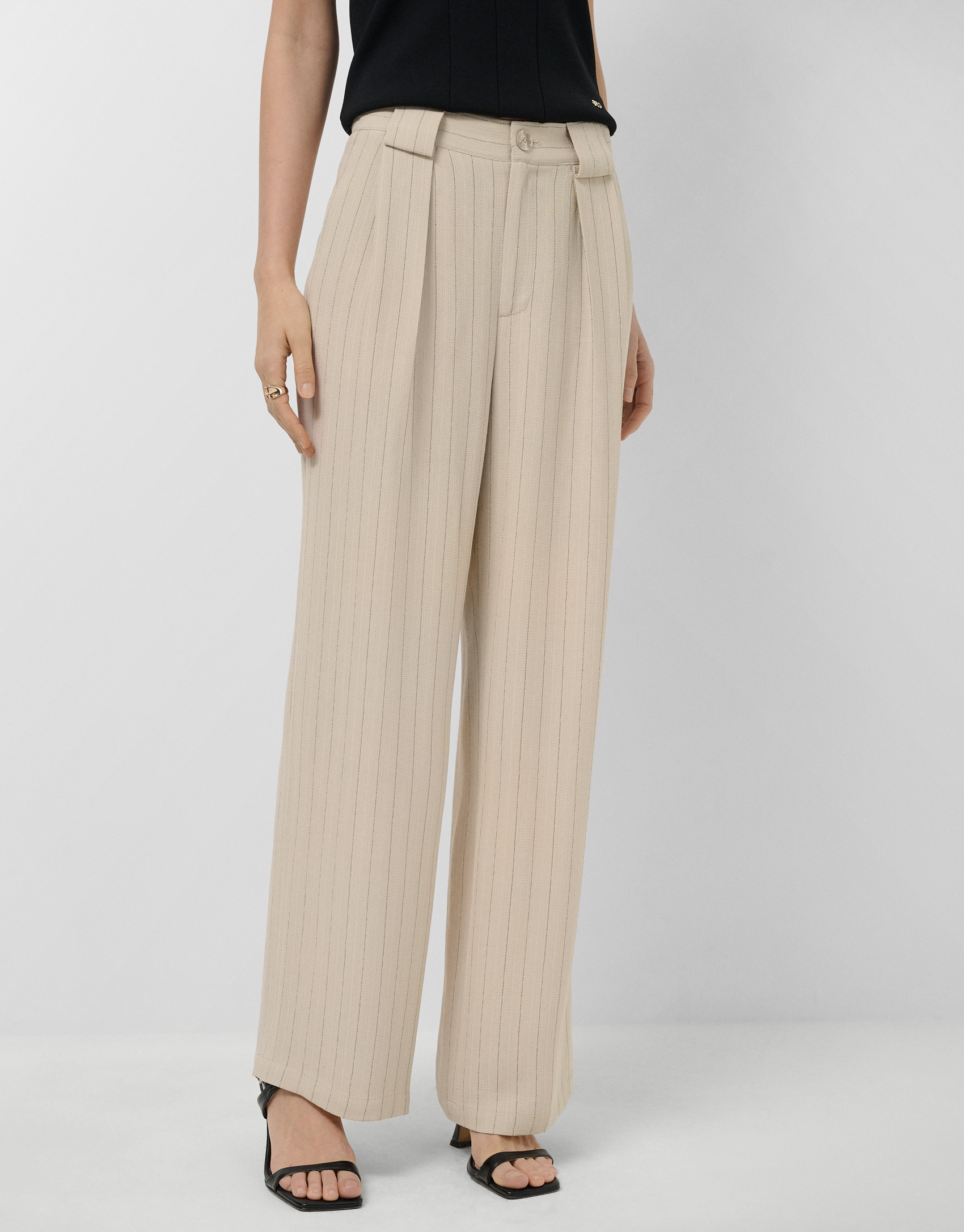 Pantalón con pliegues beige con raya ... | Roberto Verino