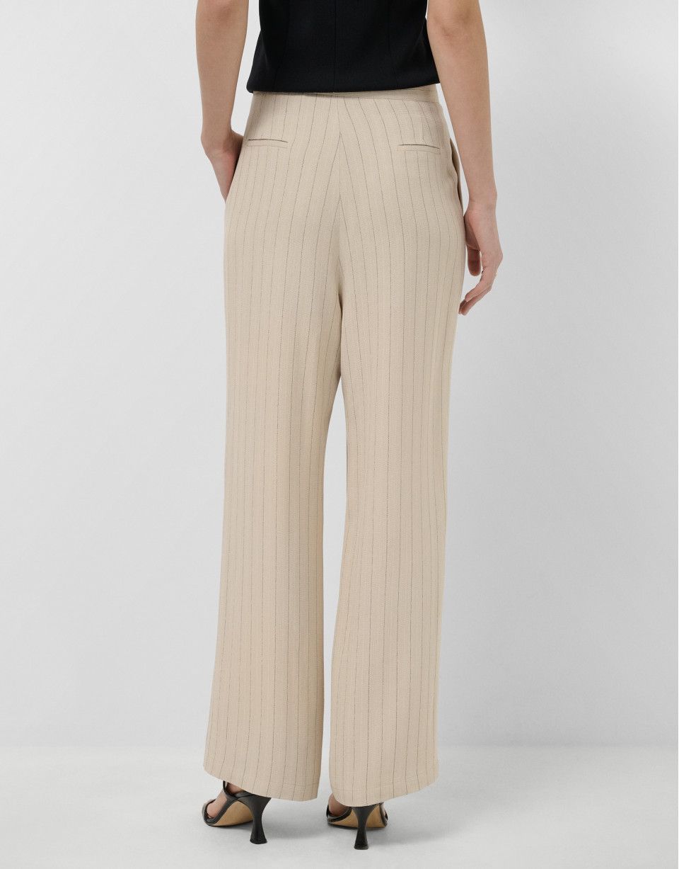 Beige pleated trousers with black pinstripes | Roberto Verino