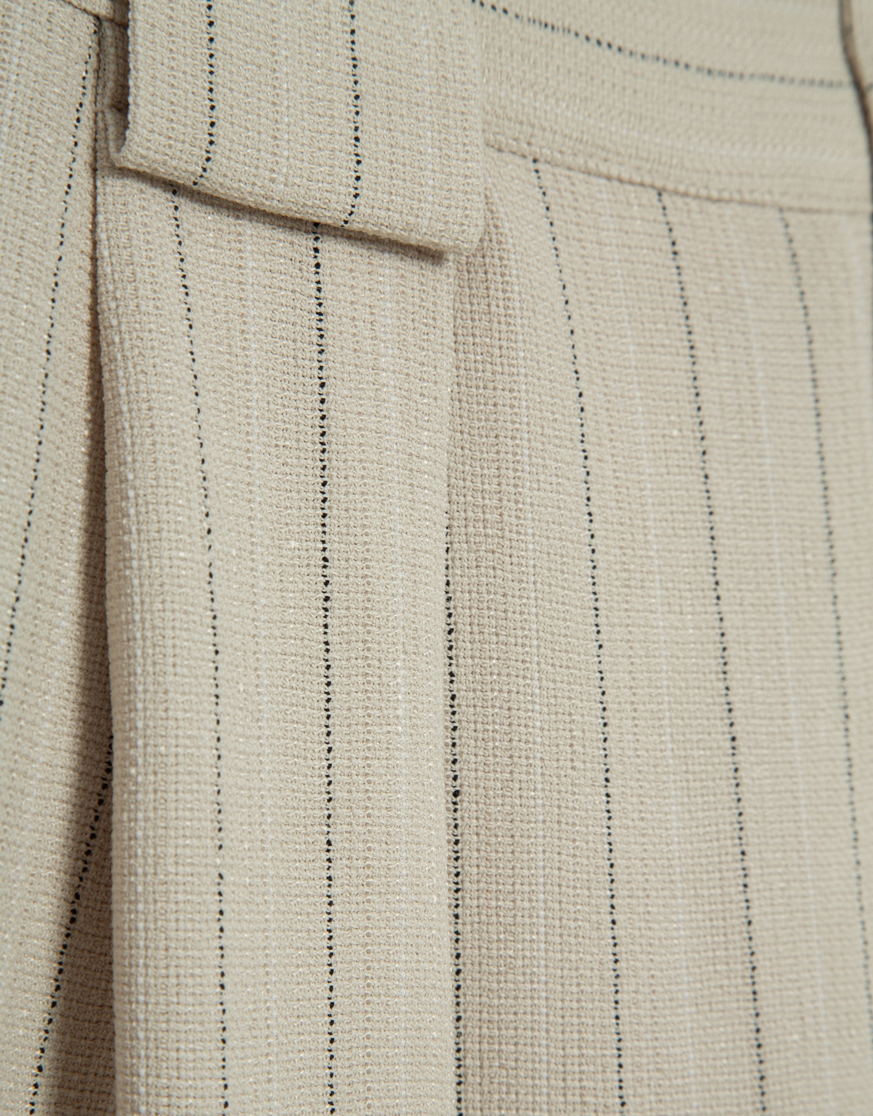 Beige pleated trousers with black pinstripes | Roberto Verino