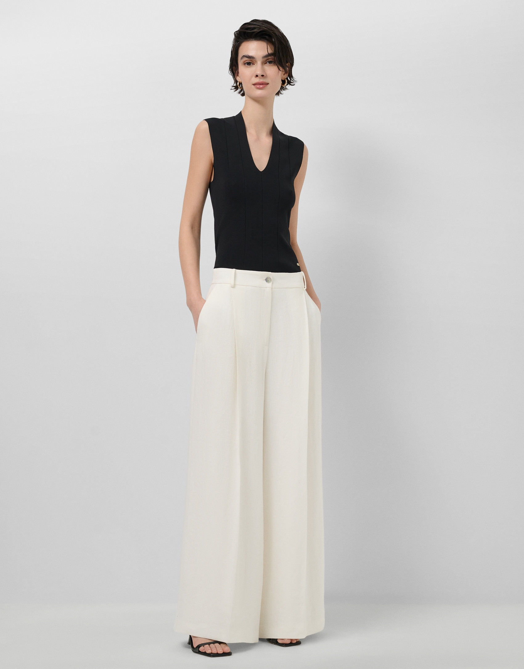 Wide-leg trousers with pleats in off-white ... | Roberto Verino