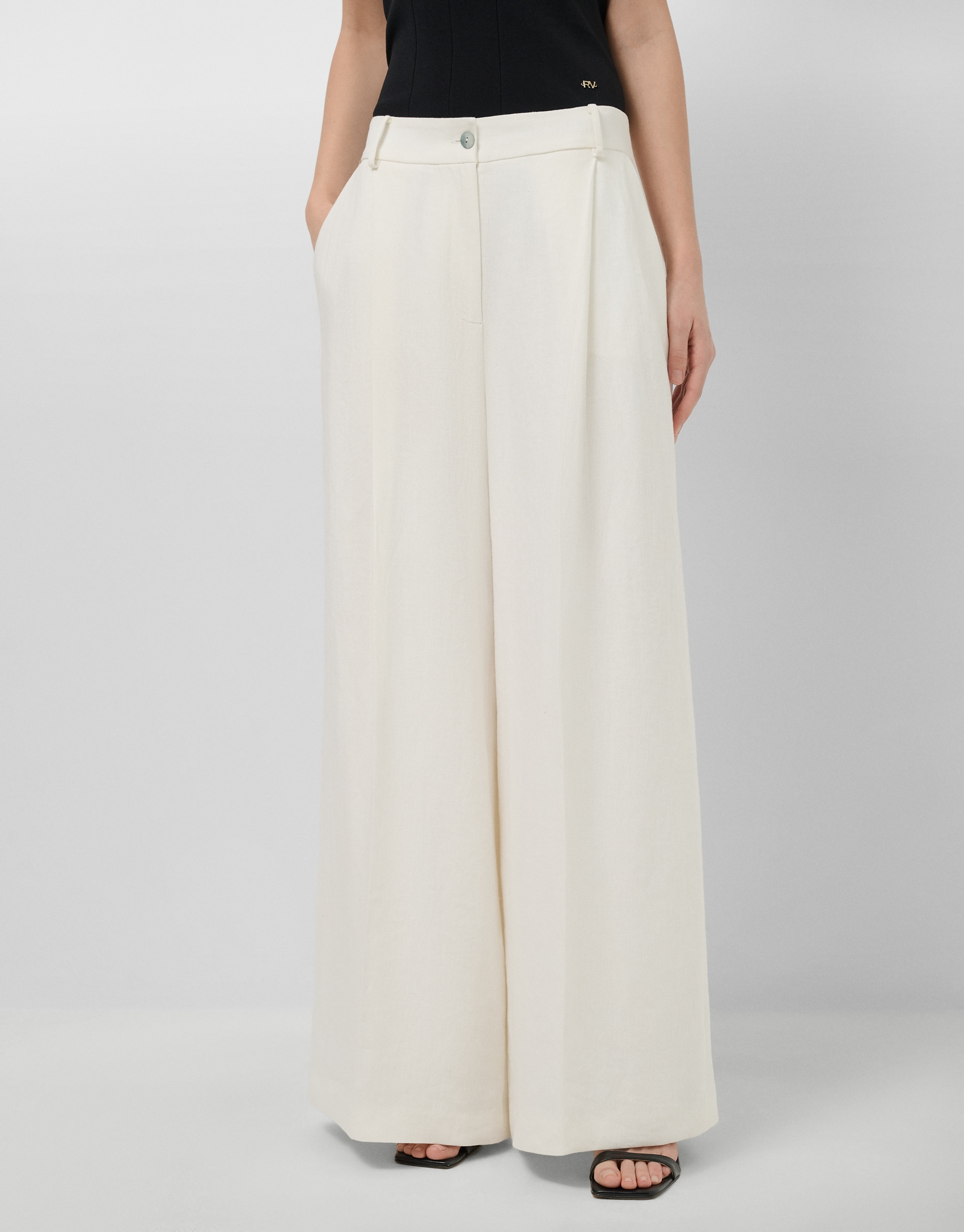 Wide-leg trousers with pleats in off-white ... | Roberto Verino