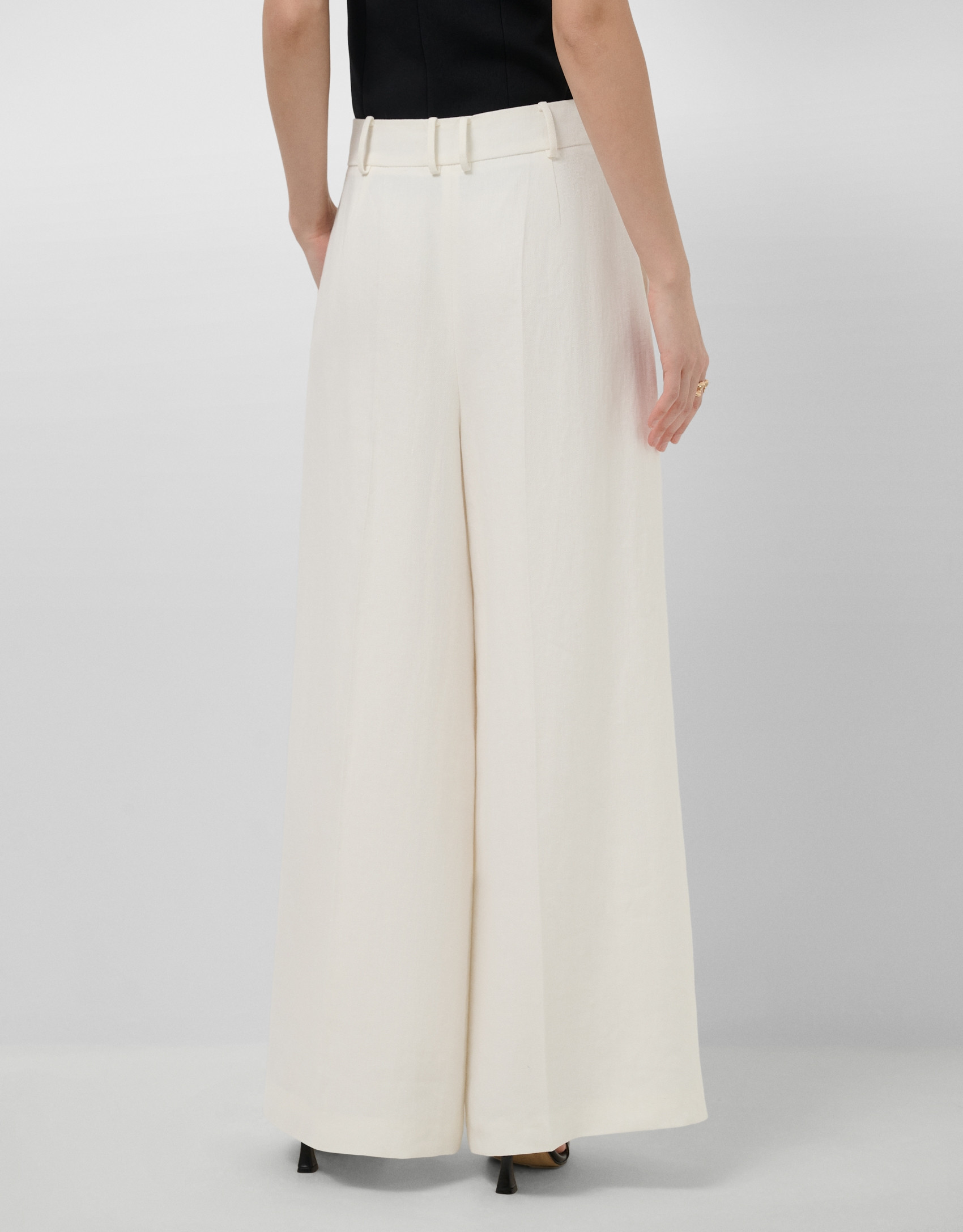 Wide-leg trousers with pleats in off-white ... | Roberto Verino