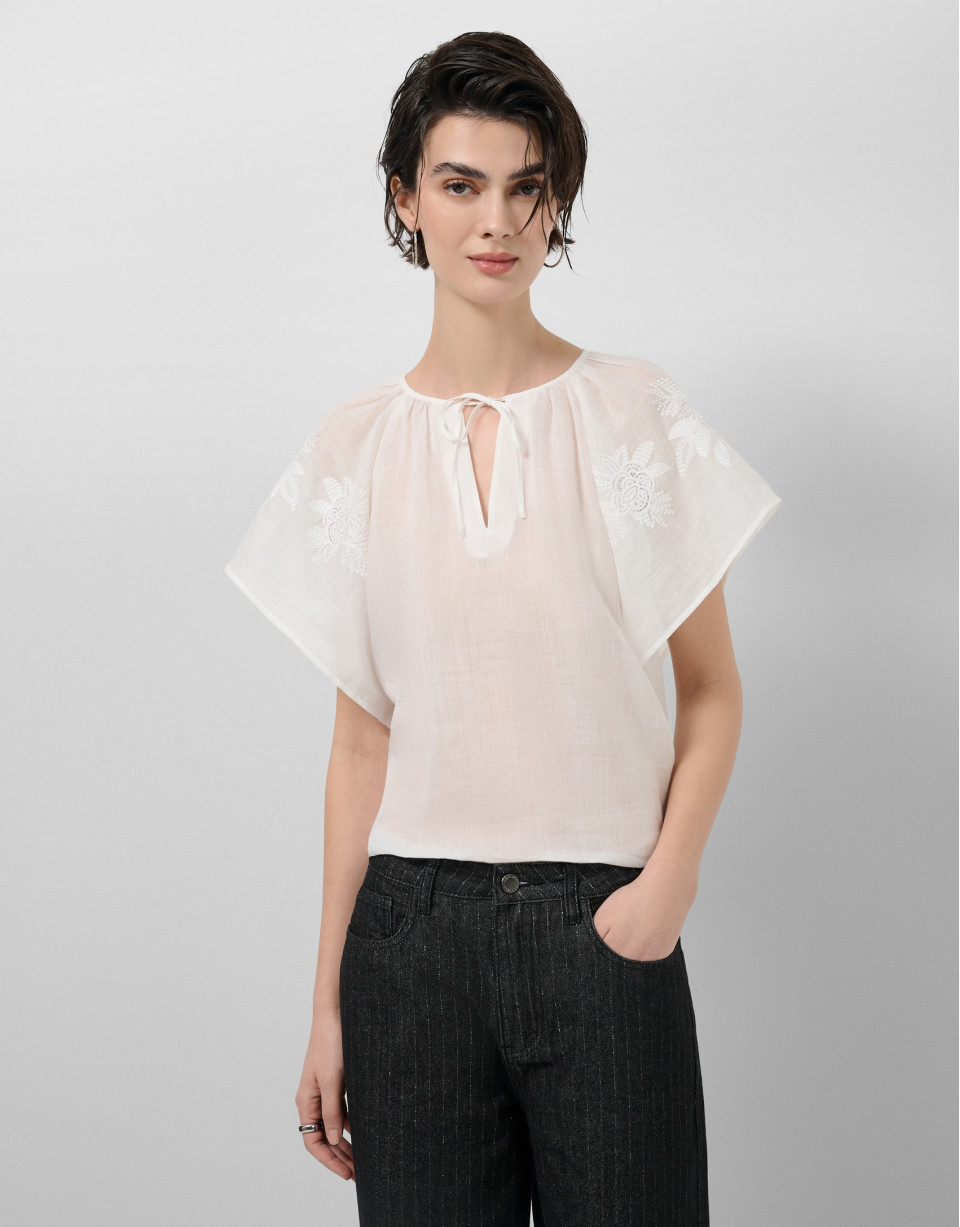 Blusa ramio blanco con bordado floral - Mujer | Roberto Verino