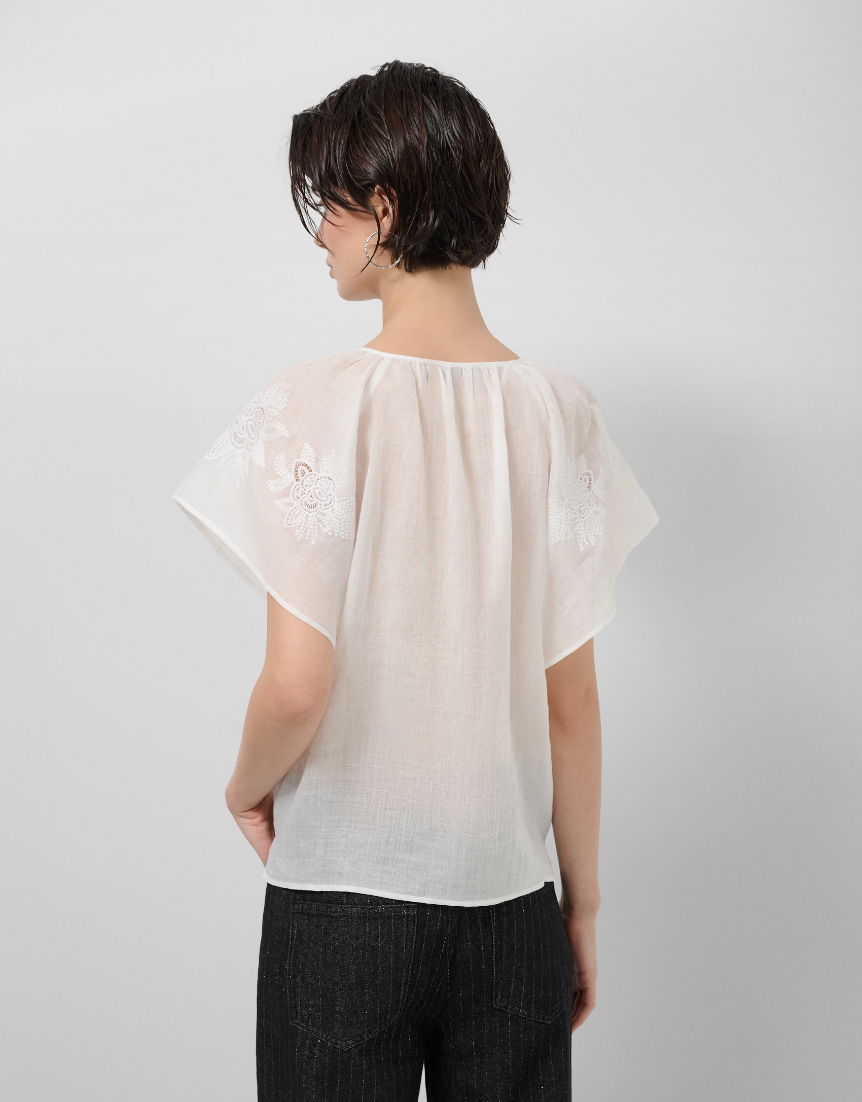 White ramie blouse with floral embroidery | Roberto Verino