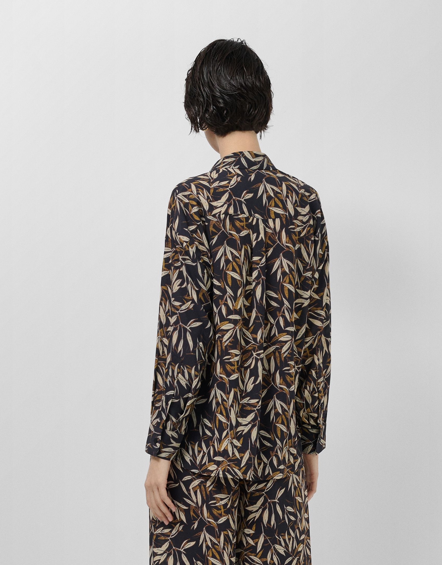 Oversized blouse in brown leaf print crepe | Roberto Verino